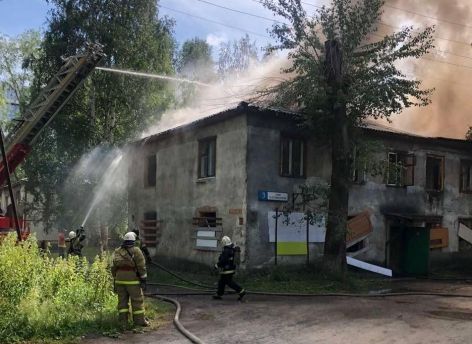 В Сургуте горел деревянный дом - обошлось без пострадавших