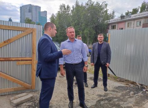 Депутат проверил ход строительства новой точки притяжения для сургутян