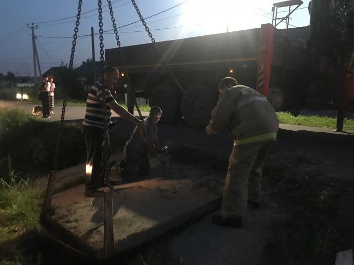 Огнеборцы Югры спасли собаку, застрявшую в водосточной трубе
