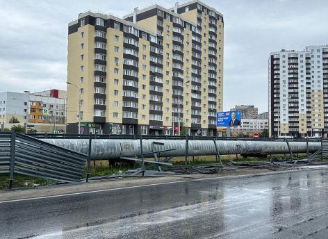 «Самый крупный случай»: водитель на Audi врезался в новое ограждение теплотрассы в Сургуте