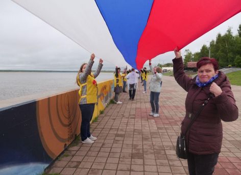 В Сургуте в День государственного флага развернули триколор длиной 429 метров