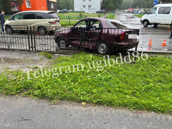 Пожилой водитель из Нижневартовска неудачно выехал со двора и устроил ДТП