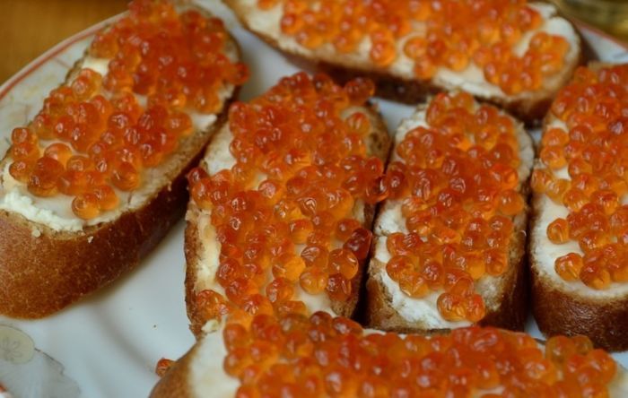 Югорчанка осталась без денег и красной икры