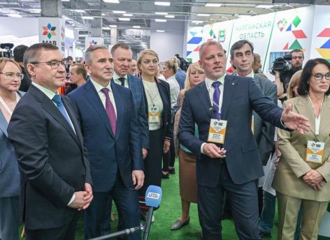 ​Александр Моор принял участие в XI Межрегиональной агропромышленной выставке УрФО