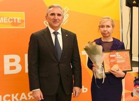 Александр Моор вручил награду лучшему тюменскому профилактическому проекту