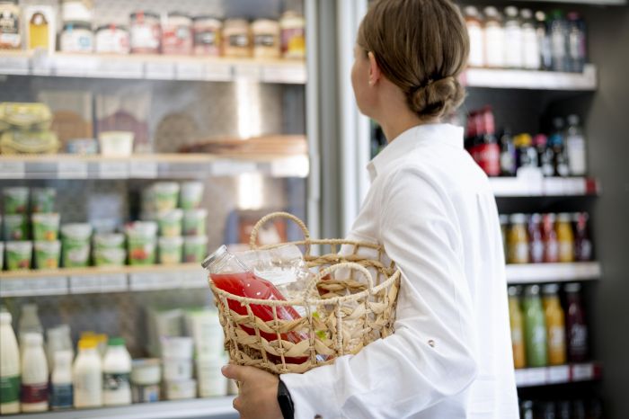 Как сокращают объем популярных продуктов в России // ОБЗОР СИА-ПРЕСС