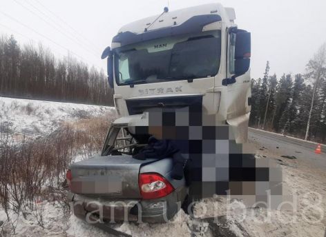 ​В Югре фура «зажевала» ВАЗ - погибли двое молодых мужчин