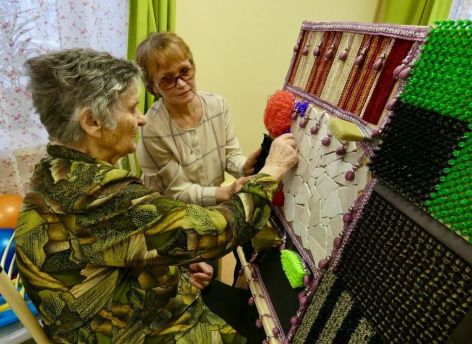 Тюменские волонтеры 55+ осваивают технологию «Тактильный помощник»