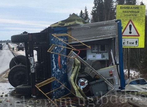 Прицеп грузовика врезался в «КамАЗ» на югорской трассе
