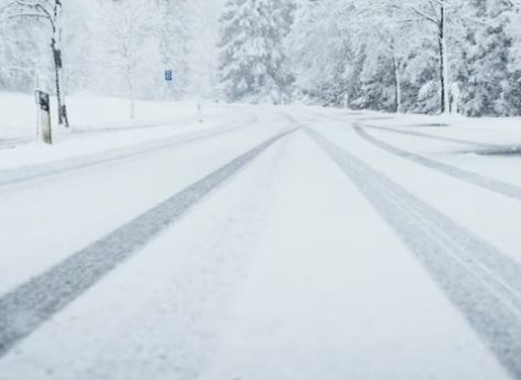 ​В ГИБДД ХМАО рассказали водителям, как вести себя на дорогах в мороз