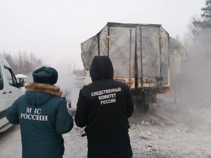 ​В Пыть-Яхе сгорел фургон, пострадали несколько человек