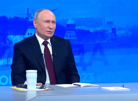 Путин призвал поддерживать семьи с детьми на фоне заявлений о запрете абортов