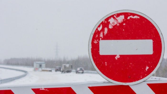На югорских трассах ввели ограничения из-за погоды