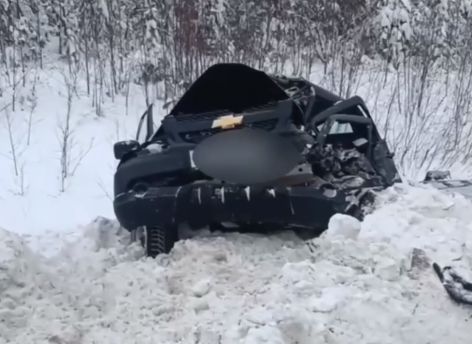 Недалеко от Нягани столкнулись автомобиль и автобус - погиб человек