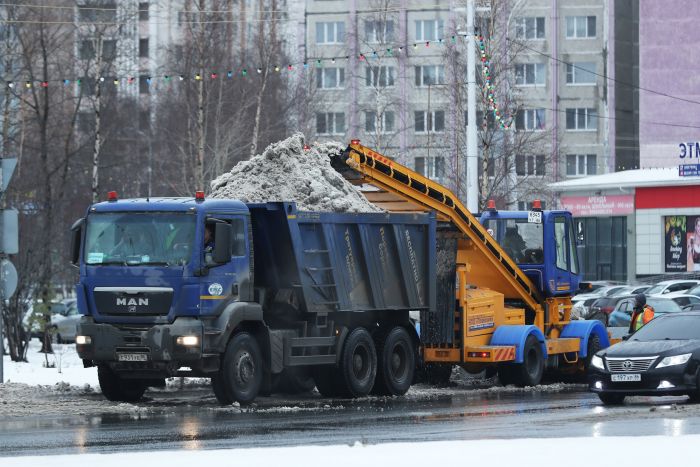 ​Подрядчиков Сургута оштрафовали на 400 тысяч рублей за некачественную уборку снега