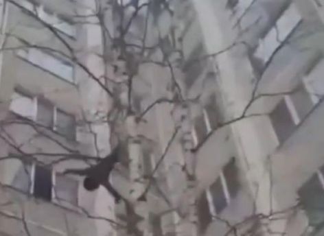 ​В ХМАО накажут хулигана, который прыгнул с пятого этажа