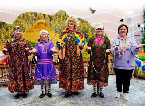 Мастера из ХМАО сплели рекордно длинный браслет из бисера