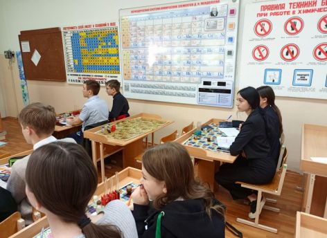 Наталья Комарова посетила лицей в Макеевке, восстановленный при помощи Югры