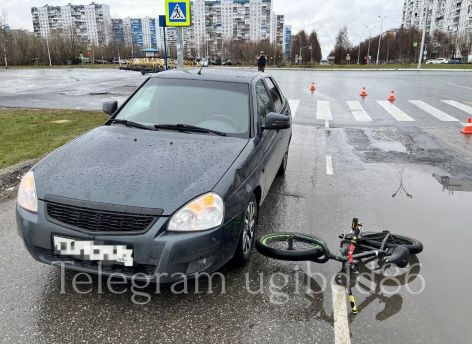 В ХМАО автомобиль сбил юного велосипедиста на «зебре»