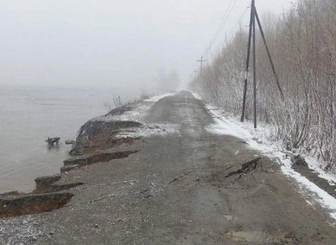 В ХМАО река размывает ведущую в деревню дорогу