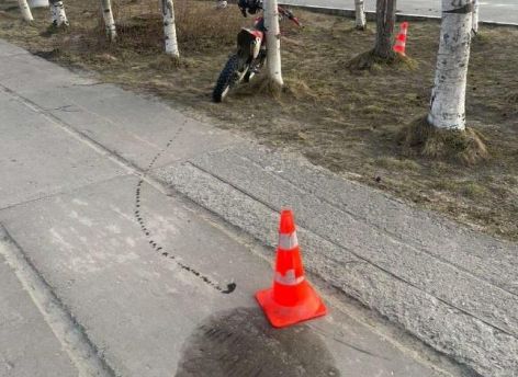 Молодой мотоциклист врезался в дерево в ХМАО