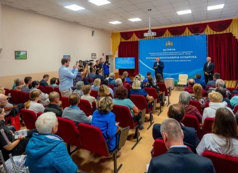 ​Жители Югры завалили врио губернатора вопросами