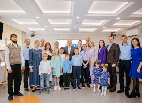 Александр Моор встретился с победителями конкурса «Семья года»