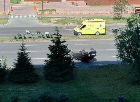 На сургутской улице перевернулась машина