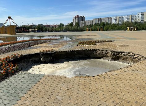 Огромная яма с водой: на центральной площади Сургута провалился грунт