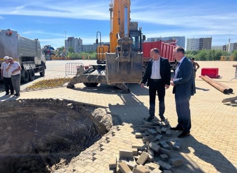 Глава Сургута назвал причину провала грунта на центральной площади