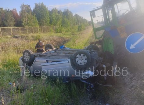 На автодороге «Югра» водитель авто столкнулся с трактором