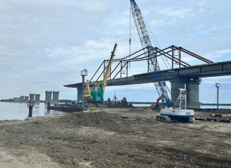 К будущему мосту через Обь в Сургуте начали асфальтировать дорогу