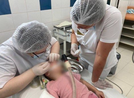 Двухлетняя девочка из Нижневартовска склеила себе глаз строительным клеем