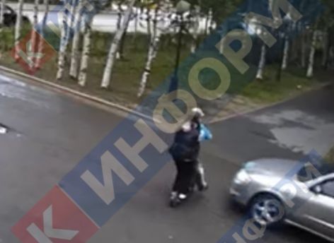 В Сургуте под колеса автомобиля попали двое детей на одном электросамокате