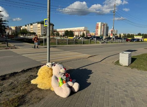 «Спи спокойно, малыш»: жители Нефтеюганска несут цветы и игрушки к месту гибели восьмилетнего мальчика