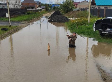 ​Городские забавы: житель Лангепаса порыбачил в луже