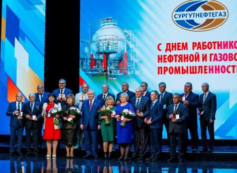 Руслан Кухарук и Максим Слепов поздравили сотрудников «Сургутнефтегаз» и «Газпром трансгаз Сургут»