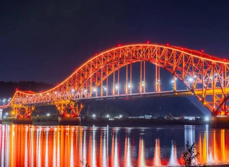 Мэр Ханты-Мансийска оценил подсветку моста «Красный дракон»