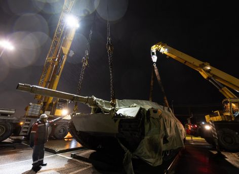 Передвижная выставка трофейной техники НАТО в Сургуте стартовала
