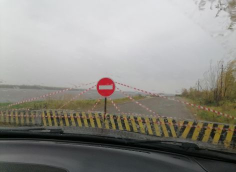 После смертельного ДТП на обрыве реки в Мегионе перекрыли дорогу