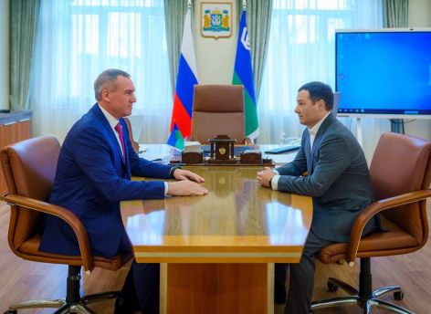 ​Руслан Кухарук поблагодарил и наградил Алексея Шипилова за работу первым замгубернатора Югры