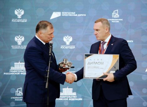Марат Хуснуллин наградил Руслана Кухарука за достижения Югры в сфере дорожного строительства