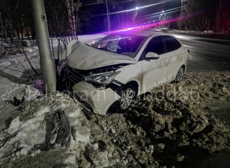 В Сургуте водитель отвлекся и врезался в столб