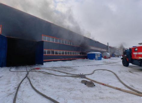 В Сургуте загорелся производственный бокс