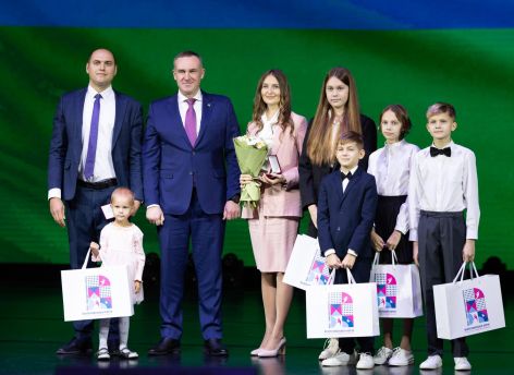 Руслан Кухарук в Сургуте провел Семейный совет и наградил обладателей Материнской и Отцовской славы