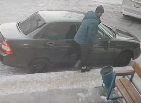 В Нижневартовске дебошир попытался угнать машину и разгромил ее