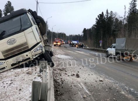 Два человека погибли в ДТП с грузовиком на трассе «Тюмень – Ханты-Мансийск»