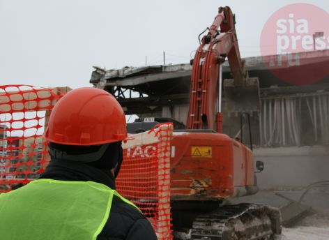 Ломать − не строить: в Сургуте сносят ДК «Строитель» // ФОТОРЕПОРТАЖ