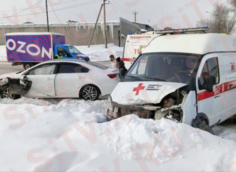 В Сургуте произошло ДТП с участием скорой помощи, перевозившей беременную женщину