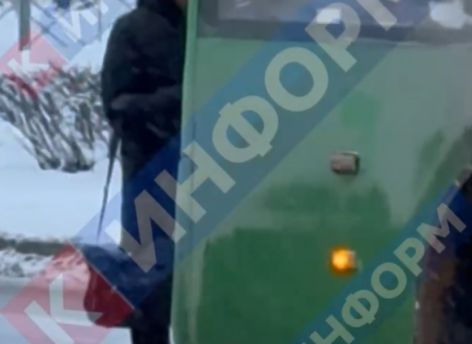 Дорожный конфликт: сургутянин не успел сесть в автобус, поэтому перегородил ему путь